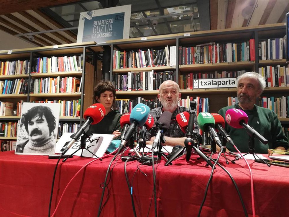 Eneko Etxeberria, hermanos de Jose Miguel Etxeberria Alvarez 'Naparra' e Iñaki Egaña, investigador e historiador, en la rueda de prensa en la que han informado de la nueva búsqueda del cuerpo de Jose Miguel Etxeberria 'Naparra'.