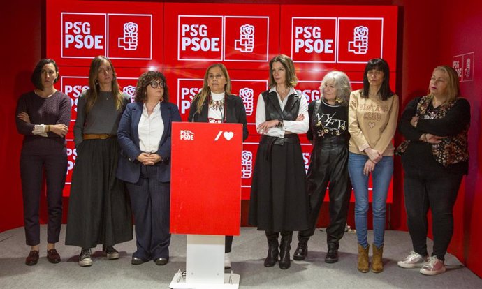 La presidenta del PSdeG, Carmela Silva, con otras dirigentes del partido en rueda de prensa.