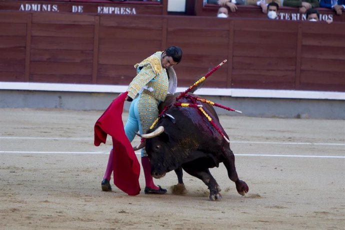 Archivo - Morante de la Puebla toreando durante la corrida de toros en Las Ventas