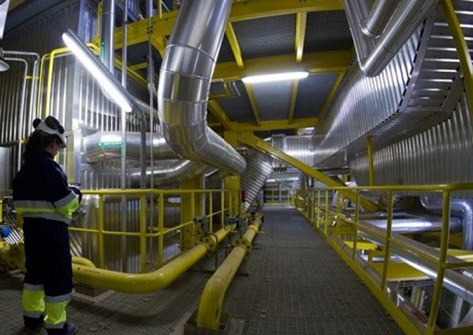 Archivo - Trabajador en el sector de la industria.