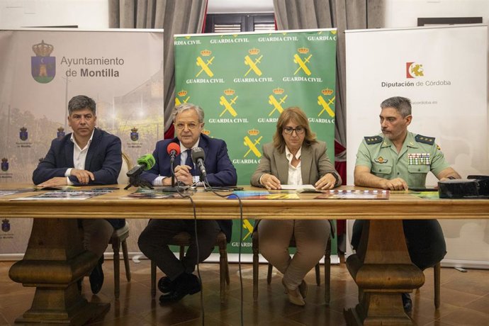 Fuentes (segundo por la izda.), junto al alcalde de Montilla, Rafael Llamas; la subdelegada, Ana López, y el coronel jefe de la Comandancia de Córdoba, Ramón María Clemente.