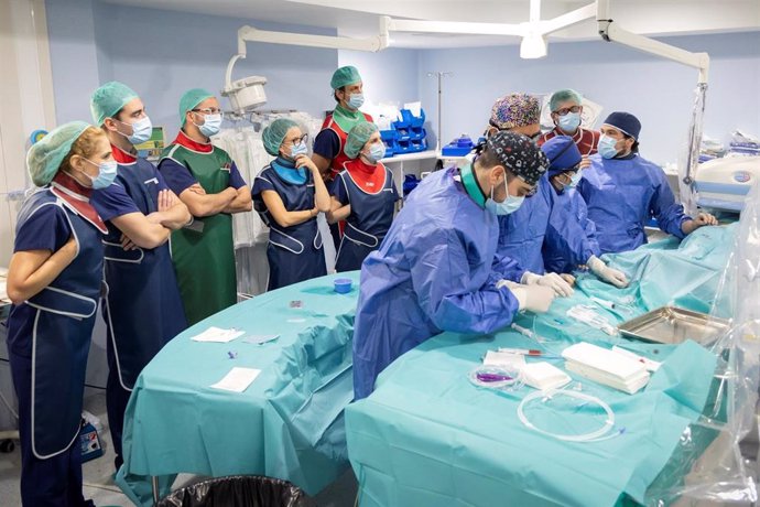 Especialistas En Una Intervención Pionera De Reconstrucción Endovascular De La Vena Cava