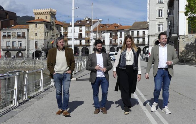 Dirigentes del PP en Castro con el diputado regional y senador autonómico