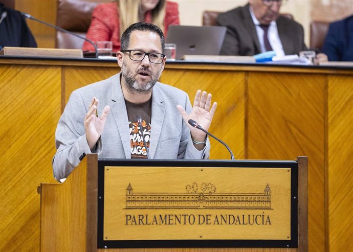 El portavoz del Grupo Mixto-Adelante Andalucía, José Ignacio García, este viernes en el Pleno del Parlamento en la defensa de la PNL sobre campos de golf.