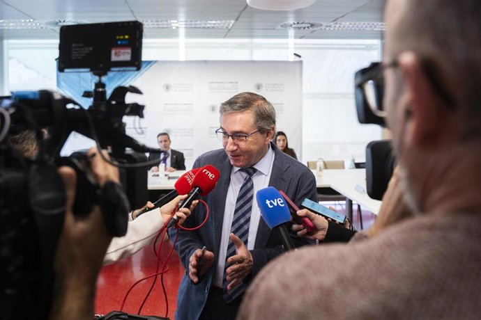 Archivo - El conseller de Educación, Universidades y Empleo, José Antonio Rovira, en imagen de archivo.