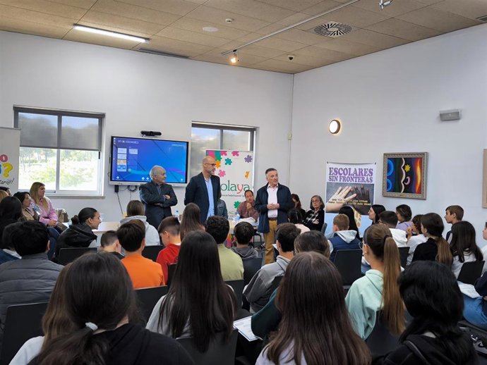 El delegado de Educación, Pablo Chain, ha asistido al acto en la Biblioteca Editor José Manuel Lara, en el que la Plataforma de Voluntariado ha hecho entrega de los certificados de prácticas a los jóvenes participantes.