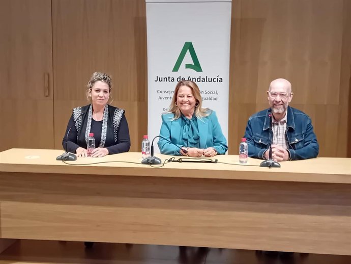 La delegada de Inclusión Social, Juventud, Familias e Igualdad, Ángela Hidalgo, con la concejala delegada del área de Bienestar Social del Ayuntamiento de Úbeda, Natalia Pérez,