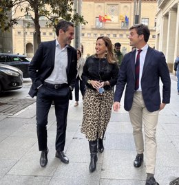 El vicesecretario de Cultura y portavoz del PP, Borja Sémper, junto a la alcaldesa de Zaragoza, Natalia Chueca, y el presidente del PP provincial, Ramón Celma.