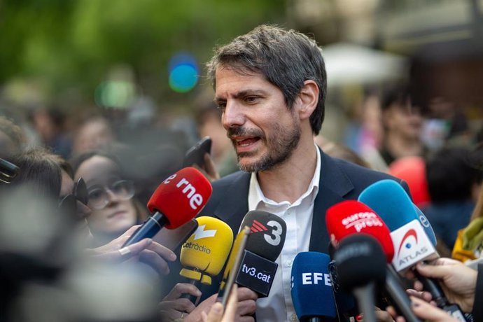 El ministro de Cultura, Ernest Urtasun, atiende a los medios durante Sant Jordi en la Rambla Catalunya-Consell de Cent, a 23 de abril de 2024, en Barcelona, Catalunya (España)