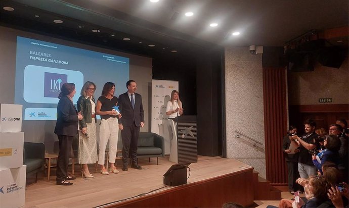 La ganadora de la 17ª edición de los Premios Emprende XXI y CEO de IKI Health, Patricia Puiggròs, junto al conseller de Empresa, Empleo y Energía.