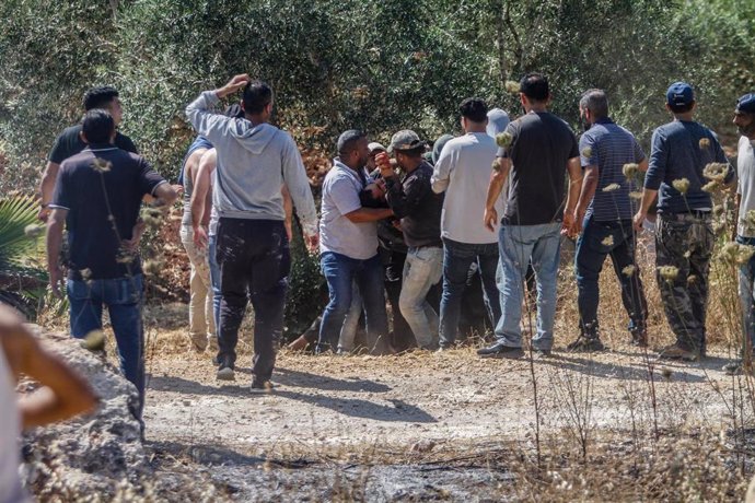 Archivo - Palestinos auxilian tras un ataque de colonos israelíes en Cisjordania 