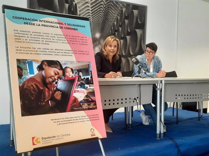 La delegada de Cooperación al Desarrollo de la Diputación de Córdoba, Auxiliadora Moreno (izda.), en la presentación de la muestra.