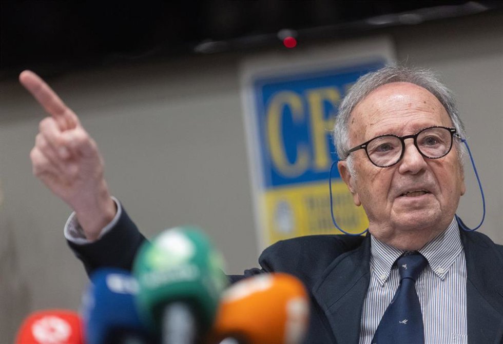 El abogado y secretario general de Manos Limpias, Miguel Bernad, ofrece una rueda de prensa para informar sobre las acciones de su acusación a Begoña Gómez, la esposa del presidente del Gobierno, Pedro Sánchez.