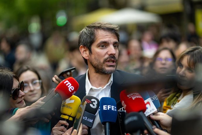 El ministro de Cultura, Ernest Urtasun, atiende a los medios durante Sant Jordi en la Rambla Catalunya-Consell de Cent, a 23 de abril de 2024, en Barcelona, Catalunya (España). 