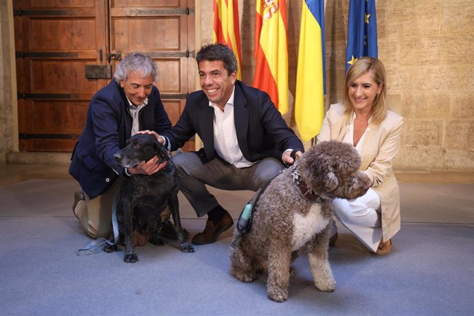 El president de la Generalitat, Carlos Mazón, y la consellera de Medio Ambiente, Salomé Pradas, con unos perros.