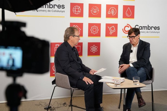 El presidente de la Cámara de Barcelona, Josep Santacreu, entrevista al candidato del PSC, Salvador Illa, este viernes