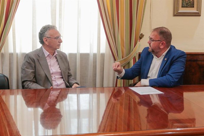 El delegado del Gobierno en Extremadura, José Luis Quintana, se reúne en Mérida con el alcalde de la ciudad, Antonio Rodríguez Osuna