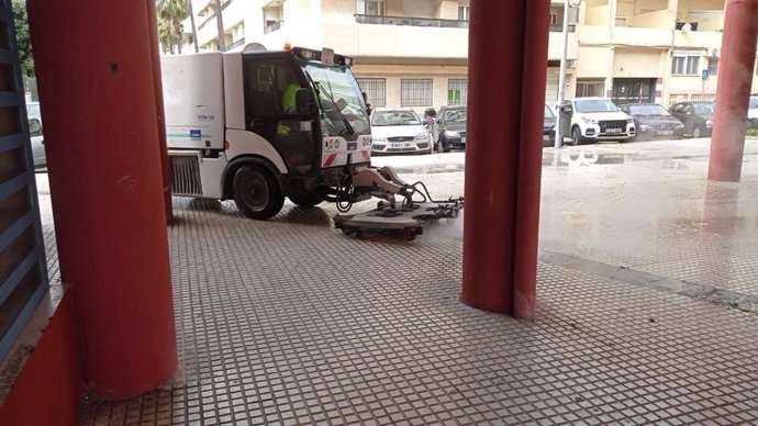Archivo - Vehículo de limpieza viaria del Ayuntamiento de Cádiz
