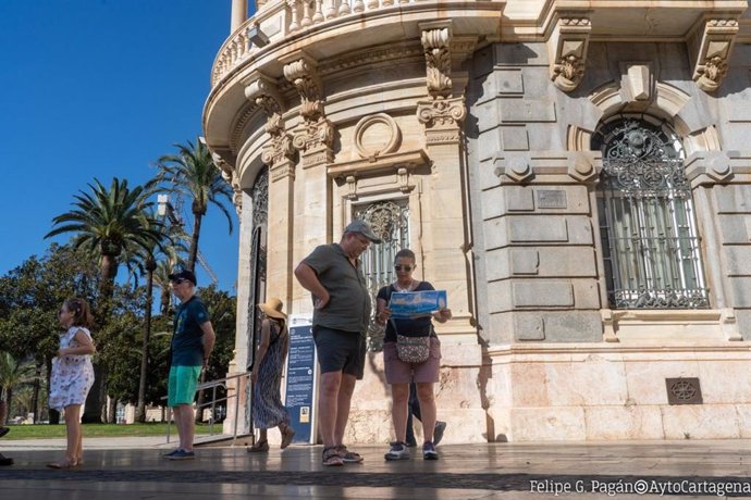 Archivo - Turistas en Cartagena