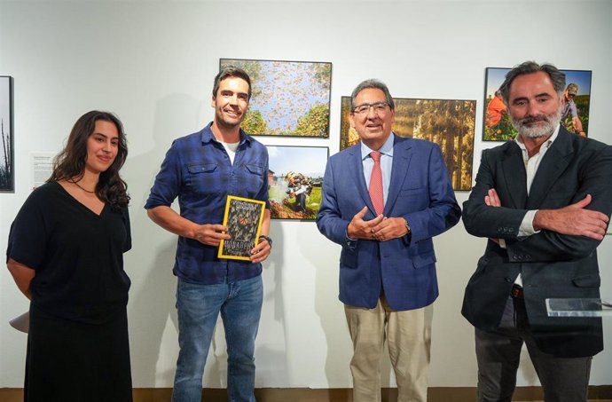 Inauguración de la exposición World Press Photo 2024 en la Fundación Cajasol de Sevilla.