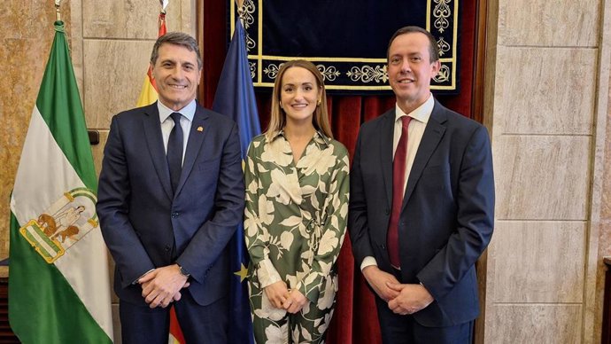 El delegado de Gobierno en Andalucía, Pedro Fernández, la jefa de la Unidad contra la Violencia sobre la Mujer en la provincia de Almería, María Dolores Cruz, y el subdelegado de Gobierno en Almería, José María Martín.