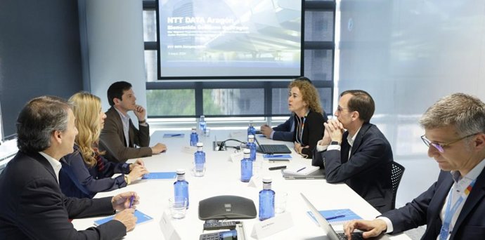 La consejera de Economía, Empleo e Industria, Mar Vaquero, conoce los planes de presente y futuro de NTT Data.