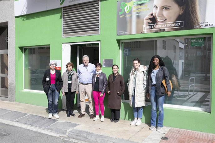 El alcalde de Pamplona, Joseba Asiron, en su visita a la sede del Teléfono de la Esperanza