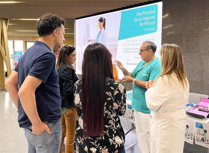 Profesionales del Hospital Quirónsalud Córdoba explican a pacientes y familiares cómo realizar una correcta higiene de manos.