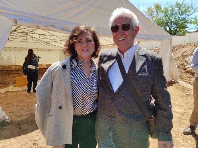 Carmen Calvo, junto al presidente del colectivo memorialista cordobés 'Dejadnos Llorar', Antonio Deza, ante las fosas del Cementerio de la Salud de Córdoba.