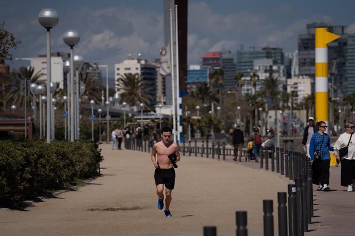 Un hombre corre en el paseo marítimo de la playa del Bogatell, a 15 de abril de 2024, en Barcelona, Catalunya (España). Catalunya ha registrado este 13 y 14 de abril un fin de semana "caluroso" para la época del año, con temperaturas diurnas propias de ju