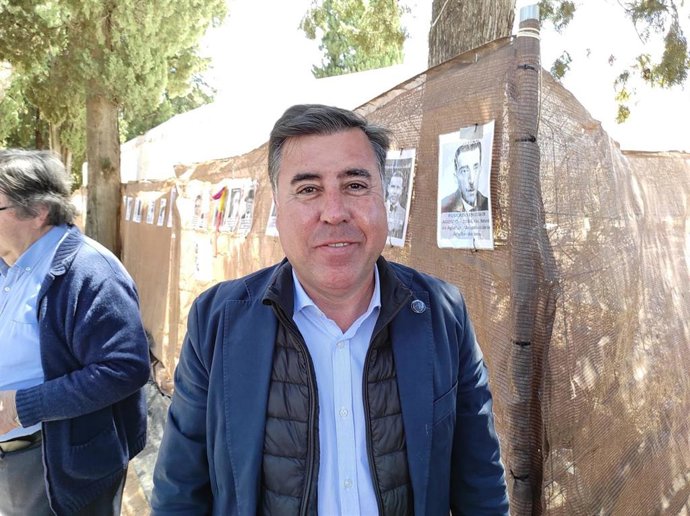 El delegado de Participación Ciudadana e Infraestucturas del Ayuntamiento de Córdoba, Miguel Ruiz Madruga, en la visita a las fosas comunes del Cementerio de la Salud.