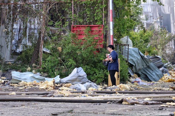 Una mujer camina entre los escombros dejados por un ataque ruso sobre Odesa.