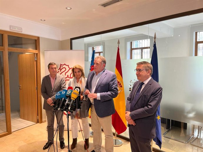 El conseller de Sanidad, Marciano Gómez, la vicepresidenta segunda y consellera de Servicios Sociales, Susana Camarero, el conseller de Educación, José Antonio Rovira, y el responsable de la Oficina Autonómica de Salud Mental, Bartolomé Pérez