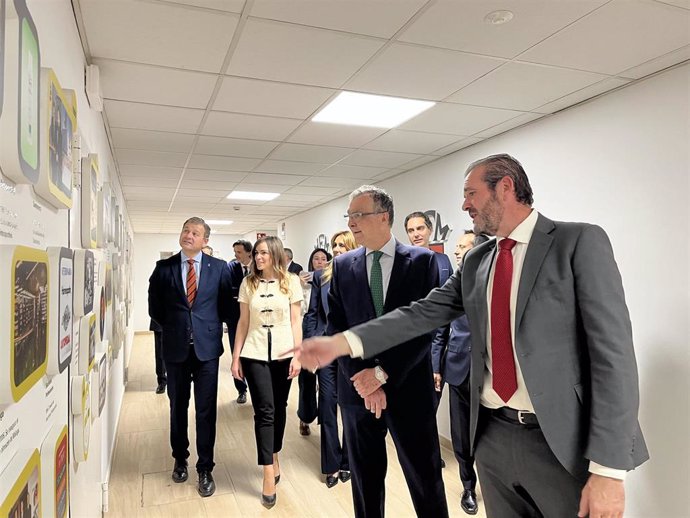 El presidente de Hefame, Enrique Ayuso, y el alcalde de Murcia, José Ballesta, en las instalaciones de la cooperativa