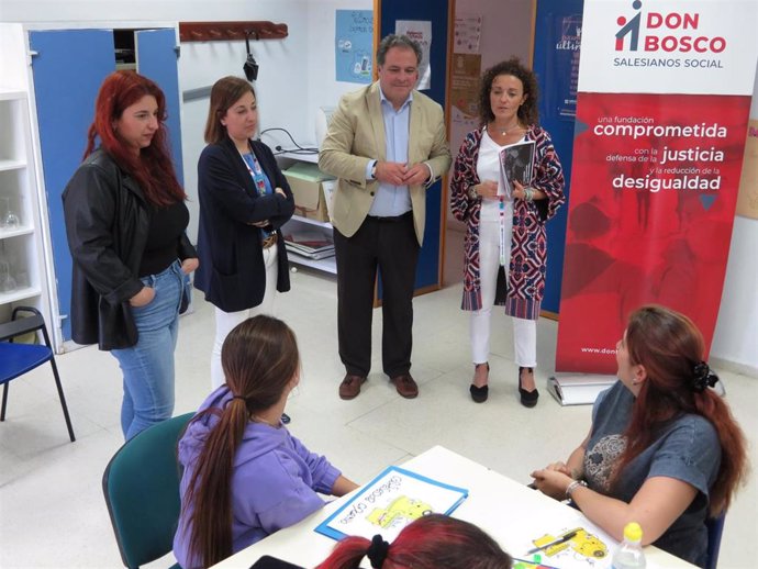 El delegado de Empleo, Empresa y Trabajo Autónomo de la Junta de Andalucía en Huelva, Juan Carlos Duarte, en su visita a la Fundación Proyecto Don Bosco.