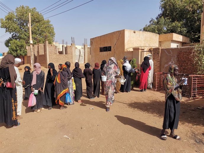 Reparto de ayuda en la ciudad sudanesa de Omdurmán