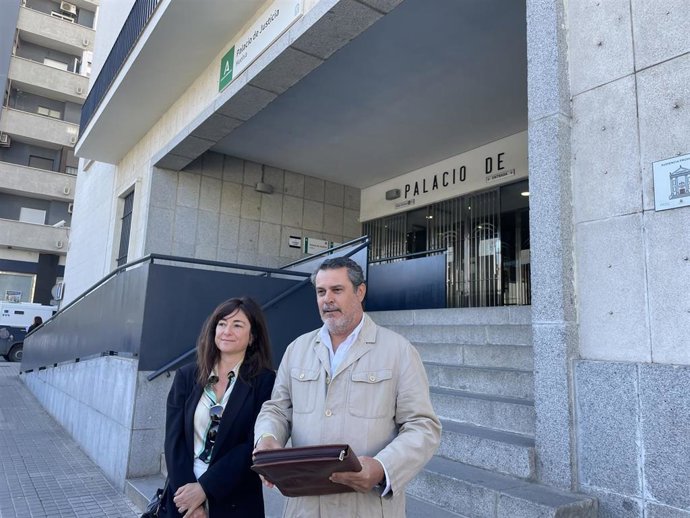 El secretario general del PSOE de Punta Umbría, Jesús Ferrera, en la puerta de los juzgados de Huelva.