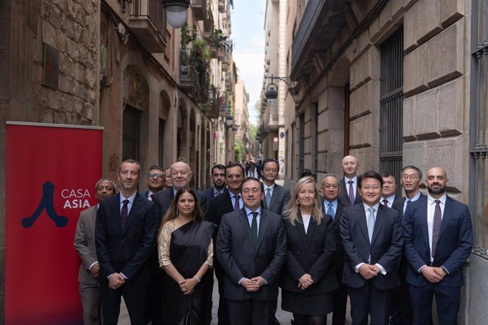 El ministro de Asuntos Exteriores, Unión Europea y Cooperación, José Manuel Albares, antes de una reunión en Barcelona con embajadores asiáticos acreditados en España, el 3 de mayo de 2024.