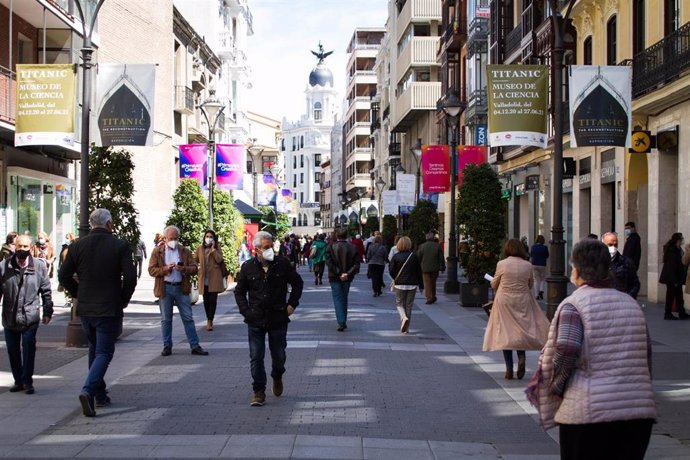 Archivo - Gente camina por la calle Santiago de Valladolid.