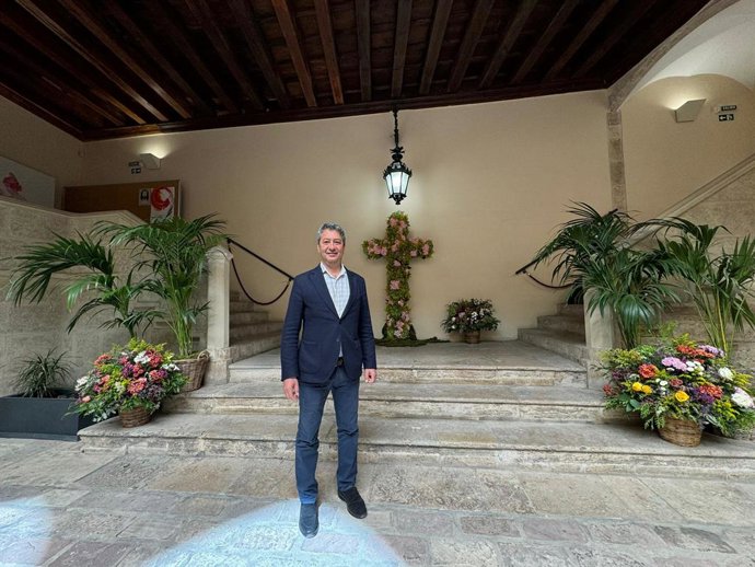 La Vicepresidència Primera del Consell se sumisca a la tradició de les Creus de Maig amb un monument floral