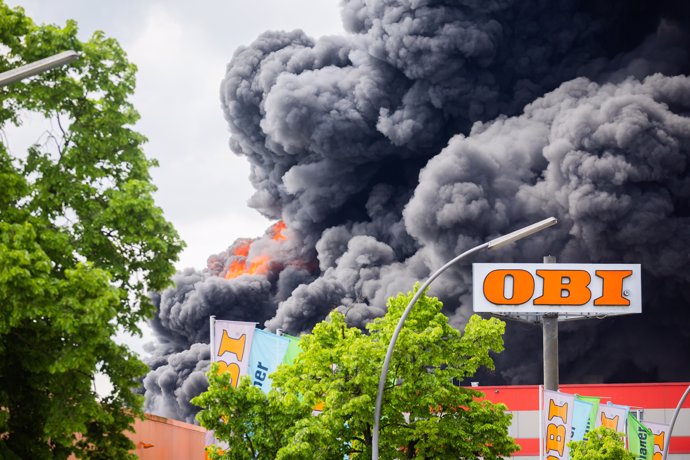 03 May 2024, Berlin: Flames and thick smoke rising after a fire broke out in a factory in Berlin-Lichterfelde.