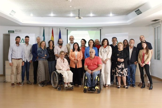 Foto de familia tras el Consejo Provincial de Atención a las Personas con Discapacidad.