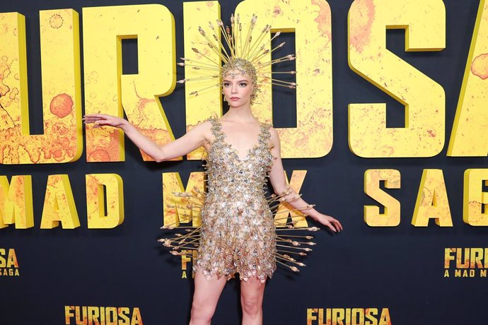 Anya Taylor Joy deslumbra con un vestido transparente hecho de flechas en la premiere de Furiosa en Sydney