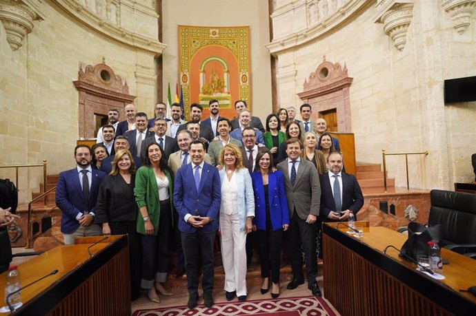 El presidente del PP-A y de la Junta de Andalucía, Juanma Moreno, junto a otros representantes de la formación y alcaldes de la provincia de Huelva en el Parlamento andaluz.