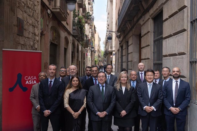 El ministro de Asuntos Exteriores, Unión Europea y Cooperación, José Manuel Albares (c), posa en una foto de familia previa a su reunión con embajadores de los países asiáticos acreditados en España