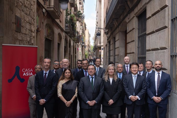 El ministro de Asuntos Exteriores, Unión Europea y Cooperación, José Manuel Albares (c), posa en una foto de familia previa a su reunión con embajadores de los países asiáticos acreditados en España, en Casa Asia, a 3 de mayo de 2024, en Barcelona, Catalu
