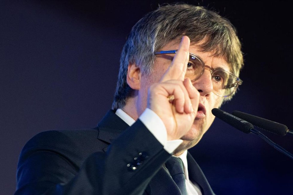 Imagen de archivo - El expresidente de la Generalitat de Catalunya y candidato de Junts a las elecciones catalanas, Carles Puigdemont, interviene durante un acto de campaña, en Argels (Francia).