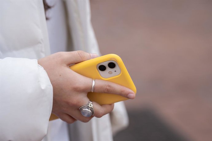 Archivo - Arxiu - Una jove usa el telfon mbil.