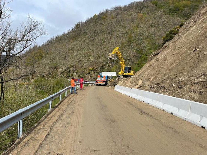 Imagen de las obras de actuación en la carretera LE-493 en El Villar de Santiago.