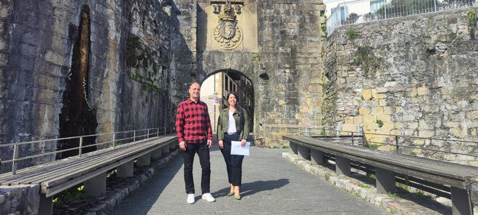 El alcalde de Hondarribia, Igor Enparan, y la diputada de Movilidad, Azahara Domínguez